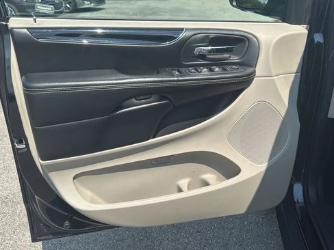 Used 2020 Dodge Grand Caravan SXT FWD image 9