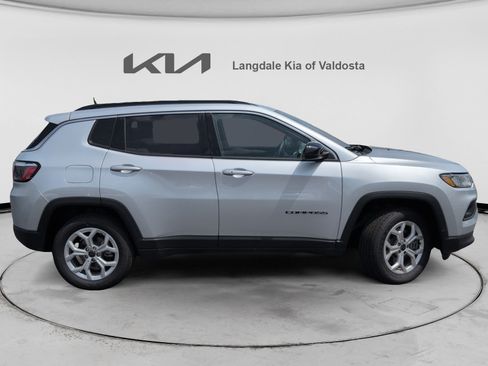 Used 2025 Jeep Compass Latitude AWD/4WD image 3