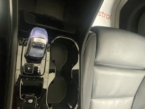 Used 2025 Volvo XC40 B5 Plus image 27