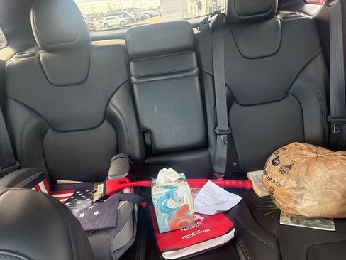 Used 2019 Jeep Cherokee Limited image 11