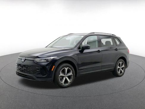 Used 2026 Volkswagen Tiguan SE FWD image 3