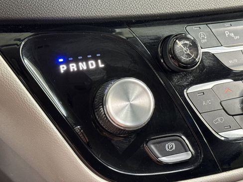 Used 2024 Chrysler Pacifica Touring-L FWD image 34