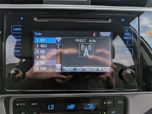 Used 2017 Toyota Corolla LE image 19