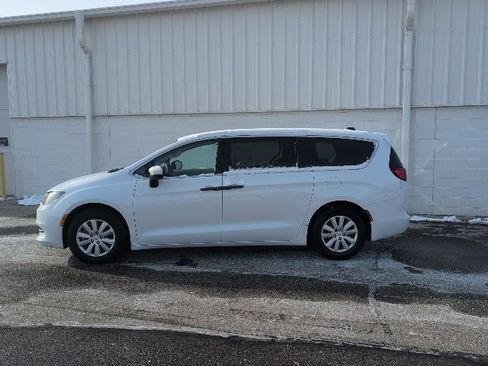 Used 2021 Chrysler Voyager L image 3