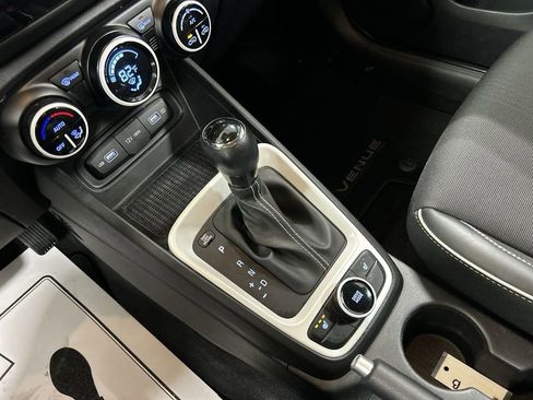 Used 2022 Hyundai Venue Limited image 18