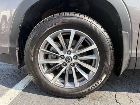Used 2019 Toyota Highlander XLE AWD/4WD image 26