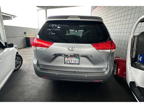 Used 2011 Toyota Sienna Limited w/ Premium Pkg FWD image 6