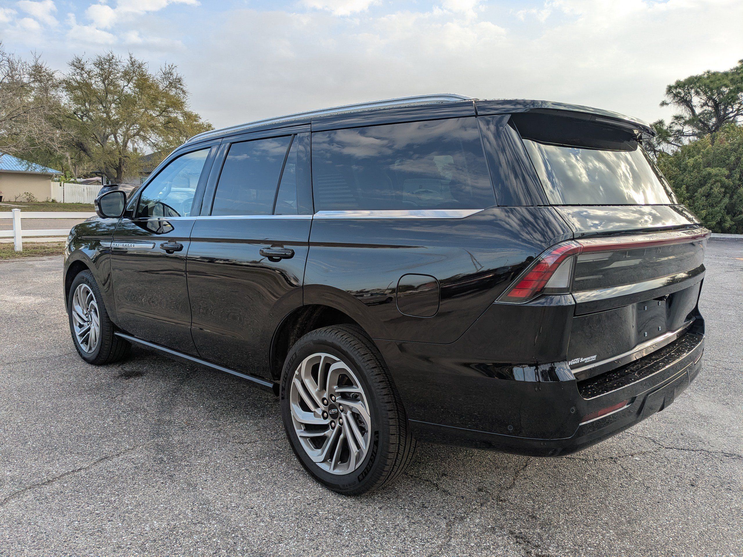 Used 2025 Lincoln Navigator Reserve AWD/4WD image 6