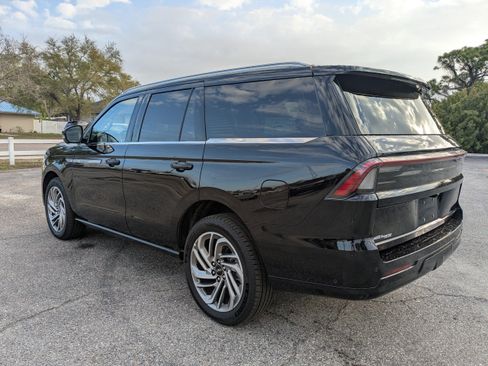 Used 2025 Lincoln Navigator Reserve AWD/4WD image 6