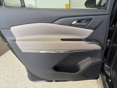 Used 2025 Chevrolet Traverse LT FWD image 24