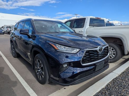 Used 2021 Toyota Highlander XLE AWD/4WD image 3