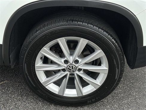 Used 2017 Volkswagen Tiguan Limited w/ Premium Package image 10