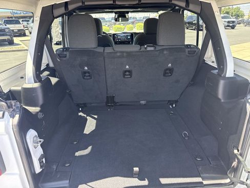 Used 2025 Jeep Wrangler Unlimited Rubicon AWD/4WD image 9