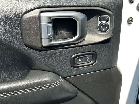 Used 2018 Jeep Wrangler Unlimited Sahara w/ Dual Top Group AWD/4WD image 18