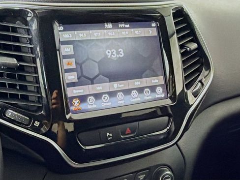 Used 2019 Jeep Cherokee Limited image 16