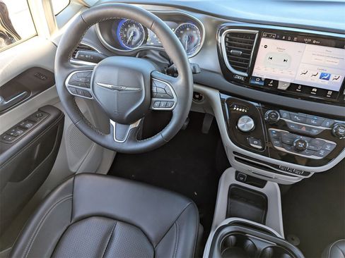 Used 2024 Chrysler Pacifica Touring-L image 17