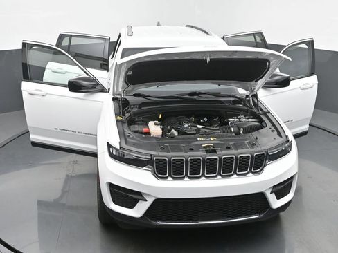 Used 2024 Jeep Grand Cherokee Laredo image 62