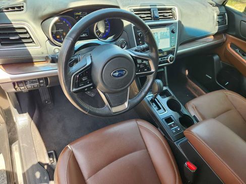Used 2018 Subaru Outback 3.6R Touring AWD/4WD image 2