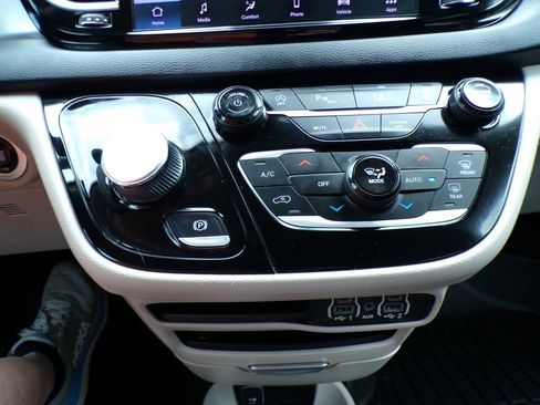 Used 2023 Chrysler Pacifica Touring-L FWD image 21