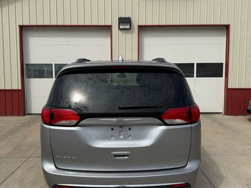 Used 2019 Chrysler Pacifica Touring-L FWD image 25