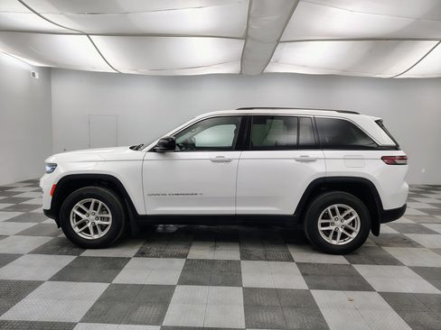 Used 2023 Jeep Grand Cherokee Laredo w/ Luxury Tech Group I AWD/4WD image 6
