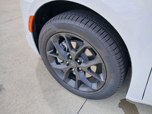 New 2027 Chrysler Pacifica Limited AWD/4WD image 35