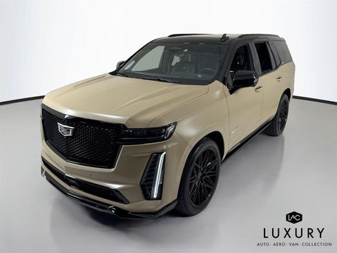 Used 2023 Cadillac Escalade V w/ LPO, ONYX Package AWD/4WD image 4