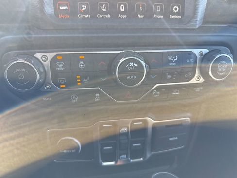 Used 2022 Jeep Wrangler Unlimited Sahara image 17