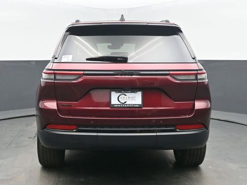 Used 2023 Jeep Grand Cherokee Altitude image 5