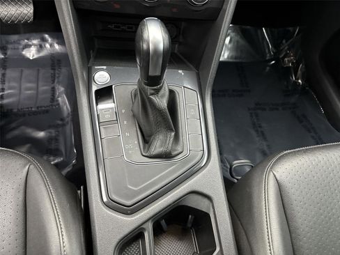 Used 2020 Volkswagen Tiguan SE image 23