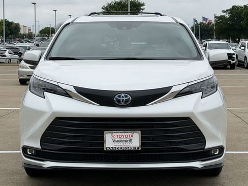 Used 2025 Toyota Sienna XLE image 8