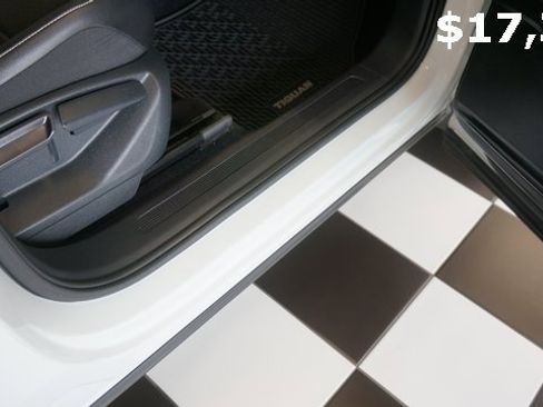 Certified 2021 Volkswagen Tiguan SE image 61