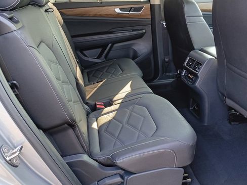 Used 2025 Volkswagen Atlas SE AWD/4WD image 29