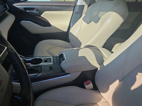 Used 2021 Toyota Highlander Limited image 25
