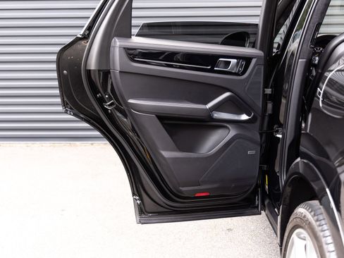 Certified 2023 Porsche Cayenne Turbo S AWD/4WD image 25