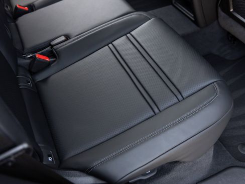 Certified 2025 Porsche Cayenne Coupe image 34