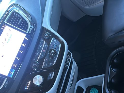 Used 2023 Chrysler Pacifica Touring-L image 29