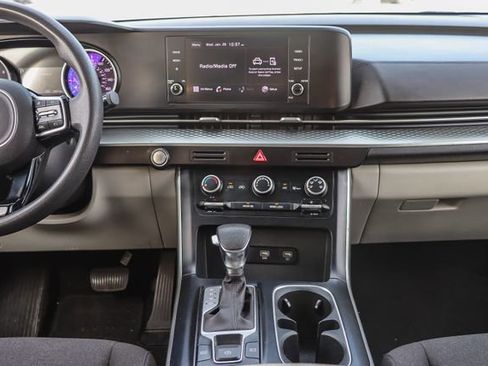 Used 2022 Kia Carnival LX image 15