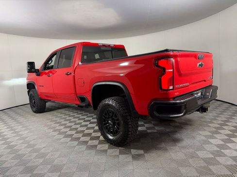 Used 2025 Chevrolet Silverado 2500 ZR2 w/ Technology Package AWD/4WD image 9