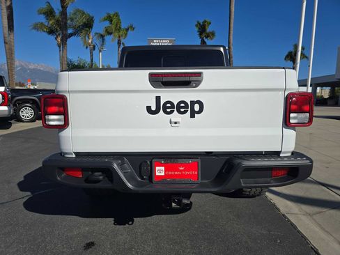 Used 2021 Jeep Gladiator Sport image 13