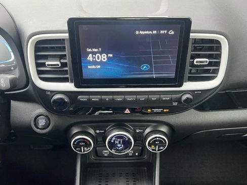 Used 2023 Hyundai Venue Limited image 28
