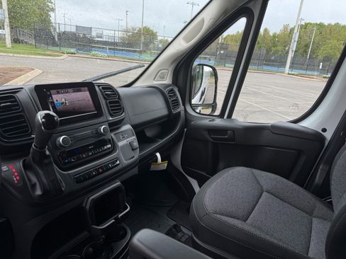 Used 2025 RAM ProMaster 2500 w/ Convenience Group image 16