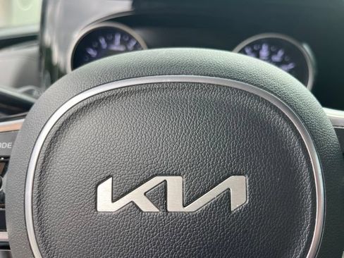 Used 2024 Kia Carnival EX FWD image 27