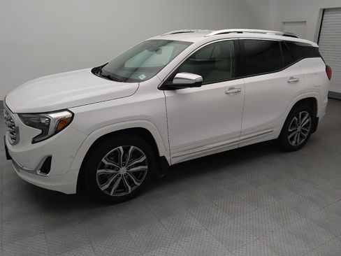 Used 2020 GMC Terrain Denali w/ Denali Premium Package FWD image 2