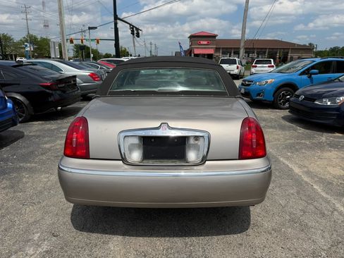 Used 2000 Lincoln Town Car Executive RWD image 4