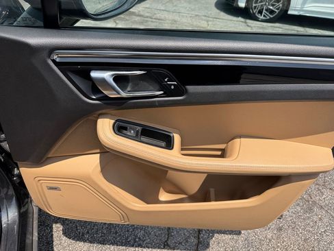 Used 2018 Porsche Macan Sport Edition AWD/4WD image 16