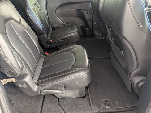 Used 2025 Chrysler Pacifica Select FWD image 30