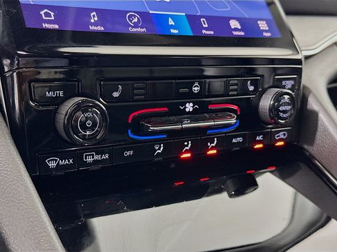 Used 2023 Jeep Grand Cherokee L Limited image 24