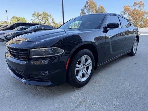 Used 2020 Dodge Charger SXT w/ Leather Interior Group RWD image 3