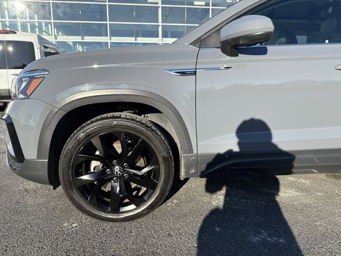 Used 2023 Volkswagen Taos SE w/ Panoramic Sunroof Package image 9